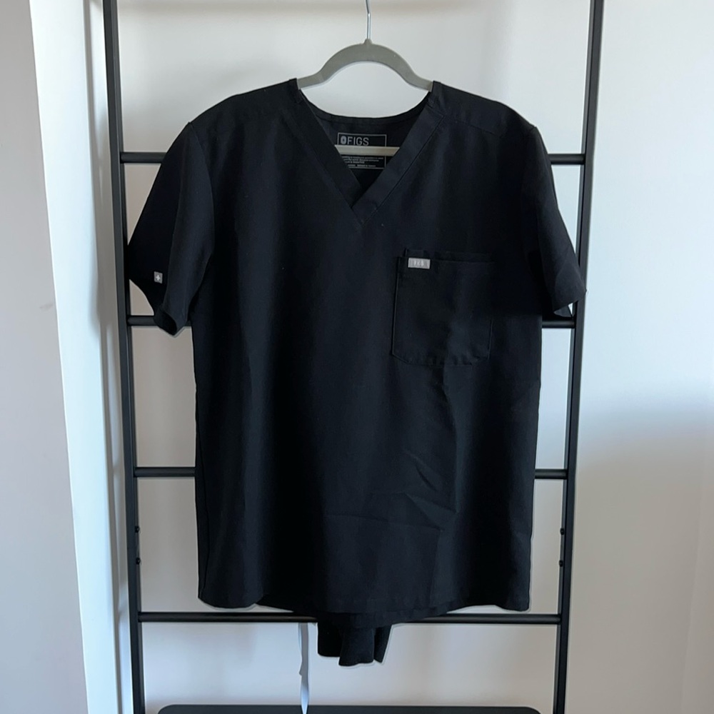 Men’s Figs scrubs Tops, size large, in various colors (blue shades and black)
